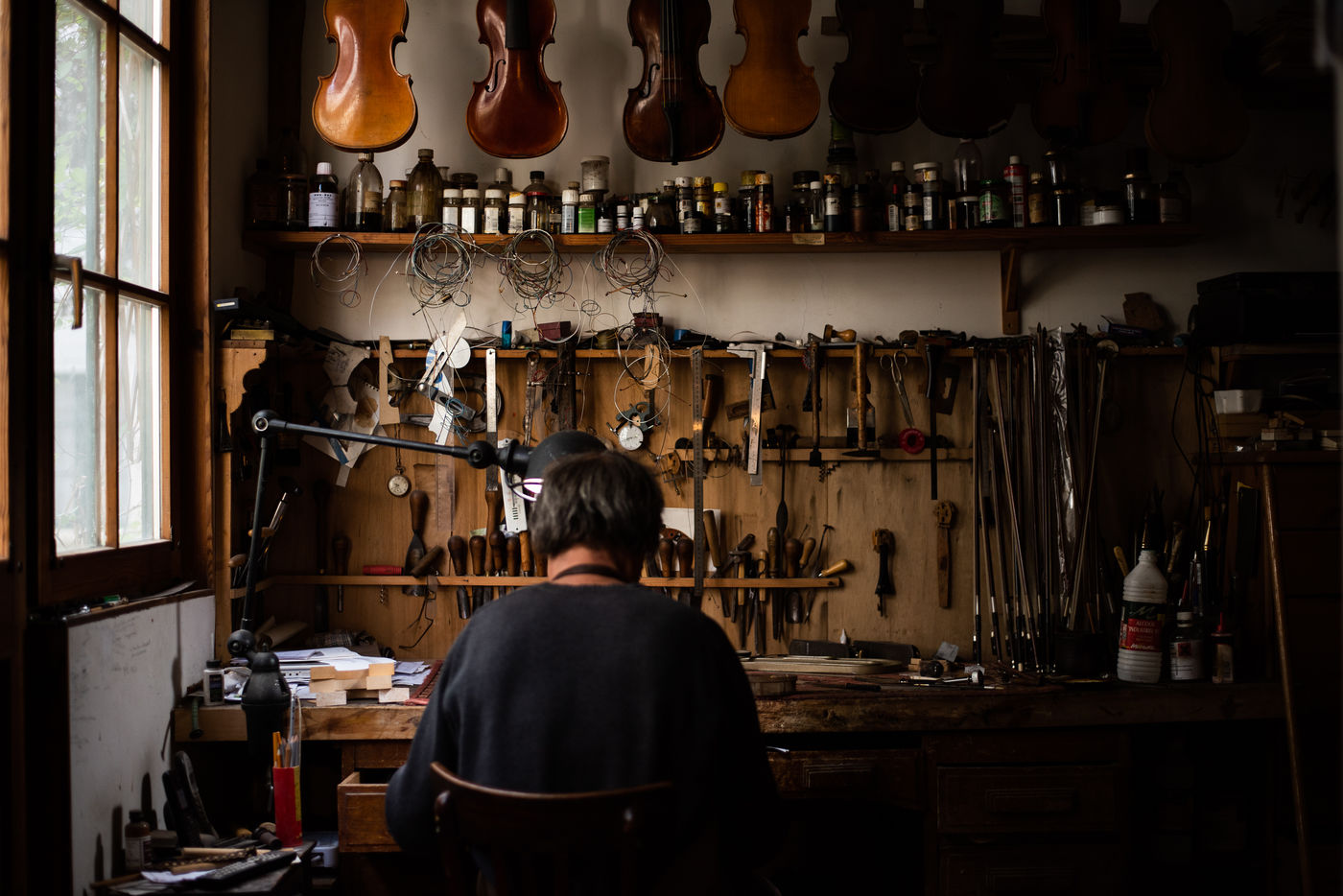 Luthier magasin et instruments de musique acoustique : un jeune adulte  artisan corrige un vieux classique de la guitare, puis le stocke dans une  boîte en carton Photo Stock - Alamy