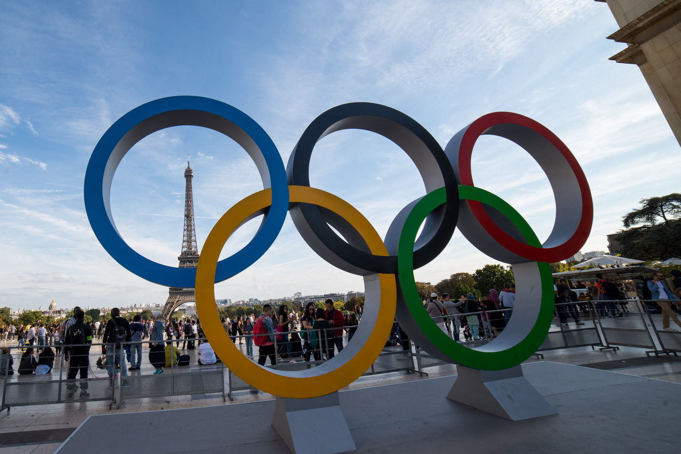 Paris dévoile des anneaux olympiques géants au Trocadéro