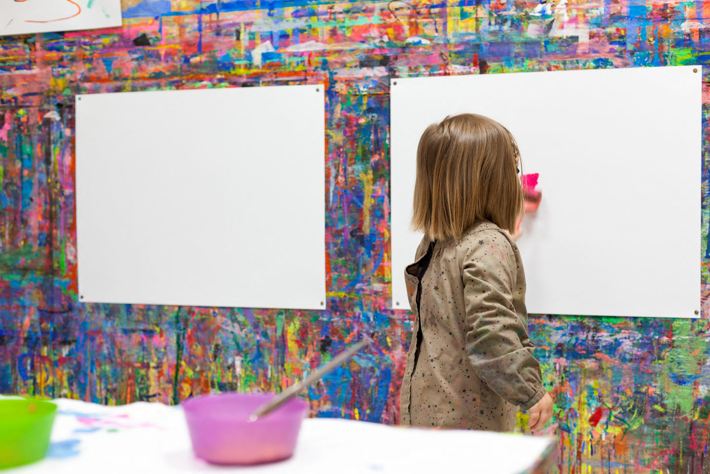 Atelier de peinture libre debout pour les 0-3 ans (Christelle Calmettes)