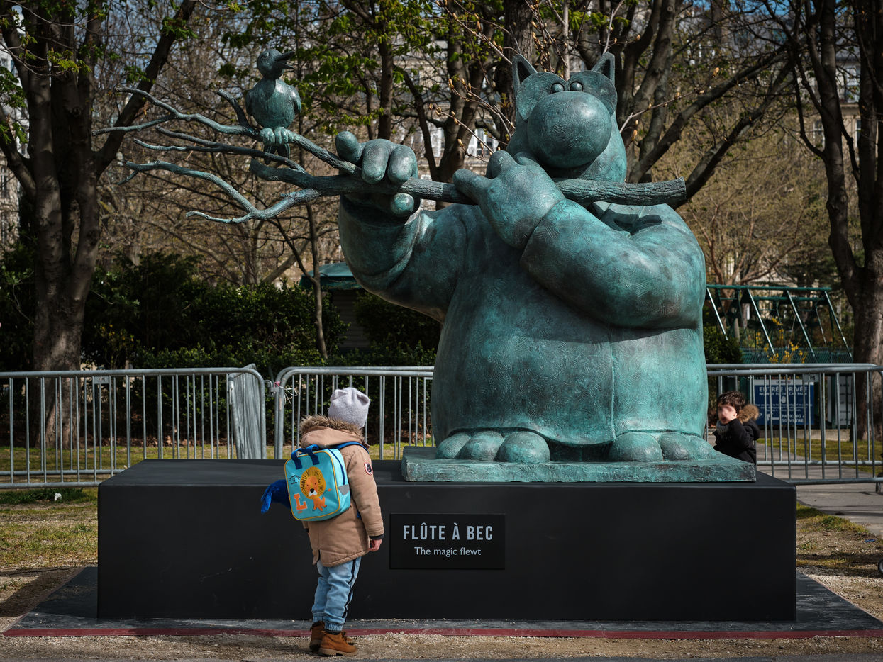 Le Chat Deambule Philippe Geluck Exposition Sur Les Champs Elysees Paris Julie Limont Hanslucas Com