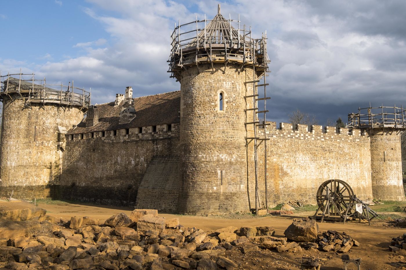 En Construction Le Chateau De Guedelon Jean Michel Delage Hanslucas Com